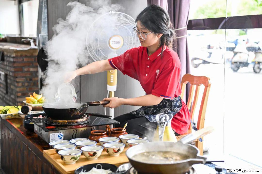 全网追的“扁担女孩”，找了一份暑假工，时薪12元 - 凭祥生活资讯 - 凭祥28生活网 pingxiang.28life.net